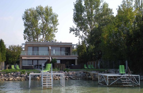 Balatonszarszo House | Holiday home with private boat dock, air conditioning and hot tub