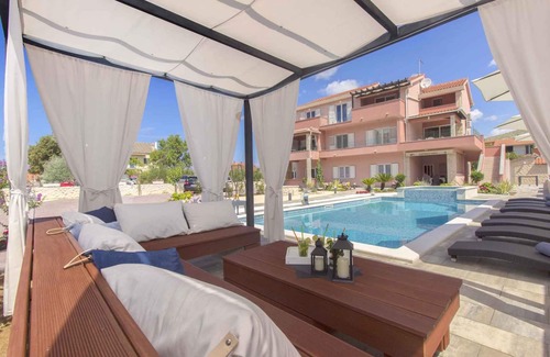Grebastica House | Holiday home with 3 apartments for 5 to 15 people