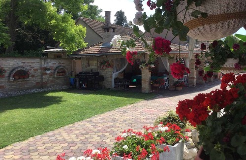 Balatonbereny House | Holiday home with washing machine and oven outside