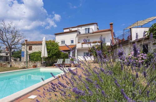 Kujici House | Holiday home with pool and air conditioning