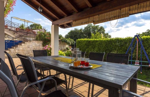 Kujici House | Holiday home with pool and air conditioning