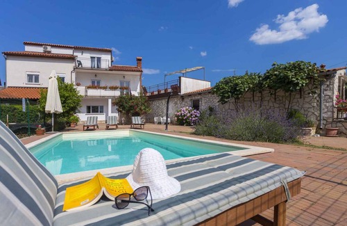 Kujici House | Holiday home with pool and air conditioning