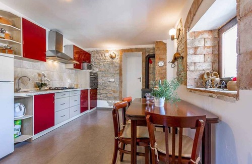 Peresiji House | Holiday home with pool in quiet location