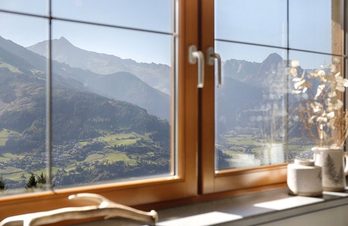 Zellberg House | Holiday Home 'Zillertalblick' with Mountain View, Private Terrace and Wi-Fi