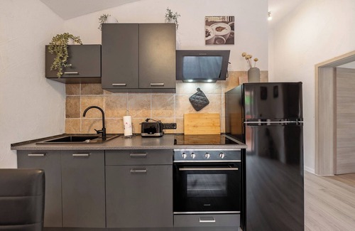 Hinzerath House | Holiday Home 'Zum Stumpfen Turm' with Private Terrace, Private Garden and Wi-Fi