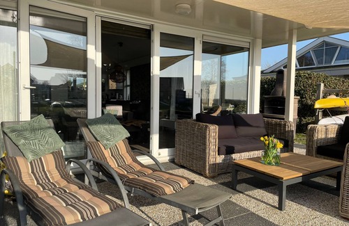 Makkum House | Holiday house with jetty, internet, digital TV, sauna