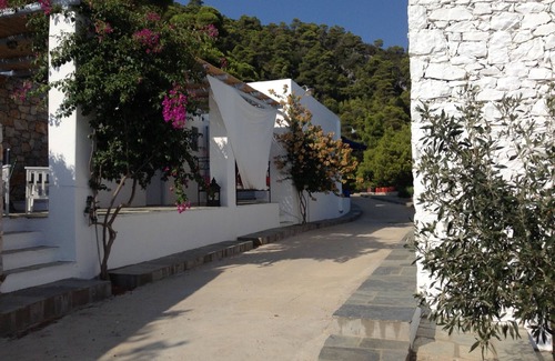 Atsitsa House | Holiday house with salt water pool and private beach in a wonderful, quiet location