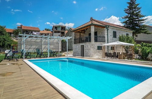 Zagvozd House | Holiday house Zagvozd for 1 - 8 persons with 3 bedrooms - Holiday home