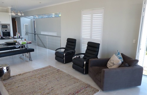 Cape Peninsula House | Holiday in style in Cape Towns most sought after Consevation Village.