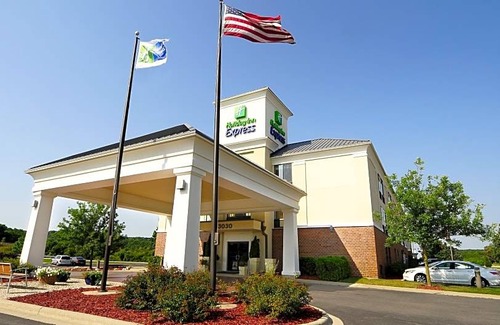 Delafield Hotel | Holiday Inn Express & Suites Delafield, an IHG Hotel