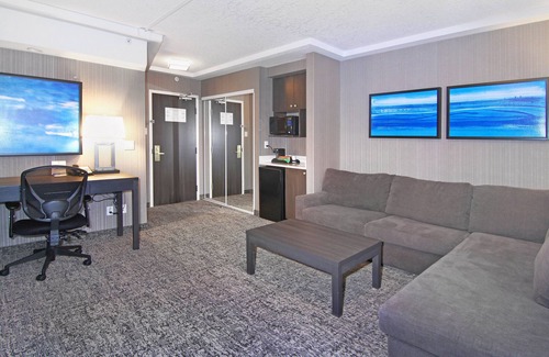 Downtown West End Hotel | Holiday Inn Express Hotel & Suites Calgary by IHG