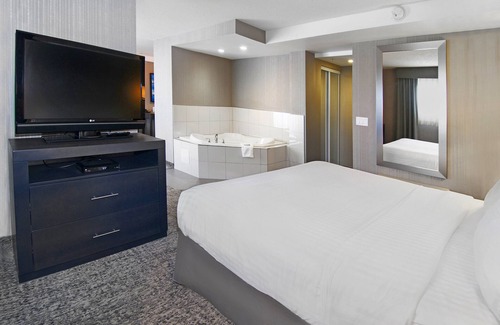 Downtown West End Hotel | Holiday Inn Express Hotel & Suites Calgary by IHG