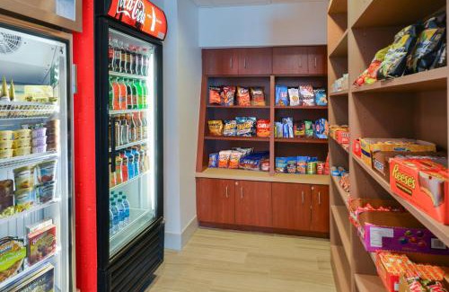 Champaign Hotel | Holiday Inn Express Hotel & Suites Urbana-Champaign-U of I Area by IHG