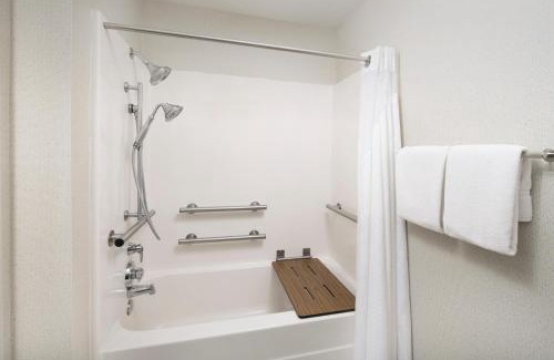 Knoxville Hotel | Holiday Inn Express Knoxville-Strawberry Plains by IHG