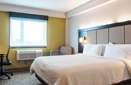 Queens Hotel | Holiday Inn Express Maspeth by IHG