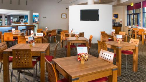 Coedkernew Hotel | Holiday Inn Express Newport by IHG