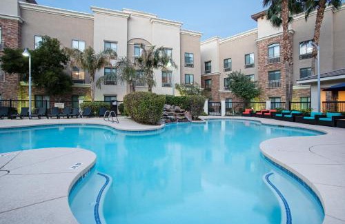 Glendale Sports and Entertainment District Hotel | Holiday Inn Express & Suites Phoenix Glendale Dist by IHG