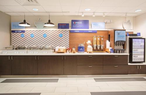Glendale Sports and Entertainment District Hotel | Holiday Inn Express & Suites Phoenix Glendale Dist by IHG