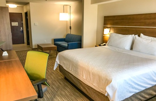 Lubbock Hotel | Holiday Inn Express & Suites Lubbock West by IHG