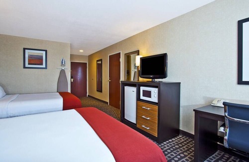 Wabash Hotel | Holiday Inn Express Hotel & Suites Wabash, an IHG Hotel