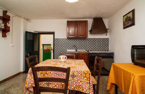 Rovittello House | Holiday Home 'Casetta Ebraica' with Mountain View, Balcony and Wi-Fi