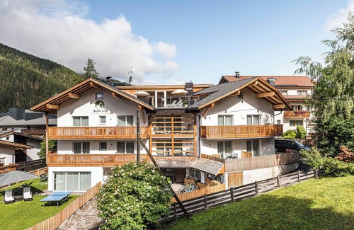 Mareo Apartment | Holiday Apartment "Dui Residenz Bun Sté" with Mountain View, Whirlpool & Garden