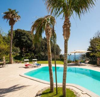 Posillipo Apartment | Holiday Naples - Big Apartment on The Swimming Pool in front of Capri