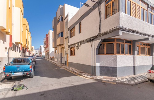 Playa de Arinaga Apartment | Holidays 'Acuario Arinaga' with Wi-Fi
