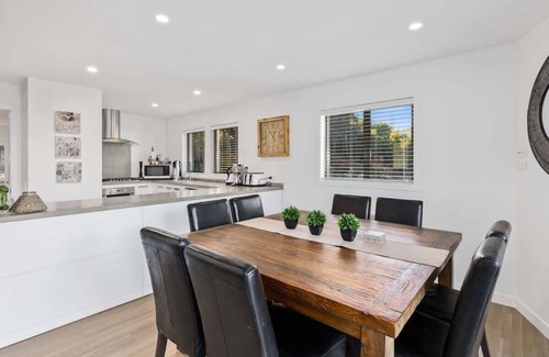 Kelvin Heights House | Holly Court Haven | Spa Pool