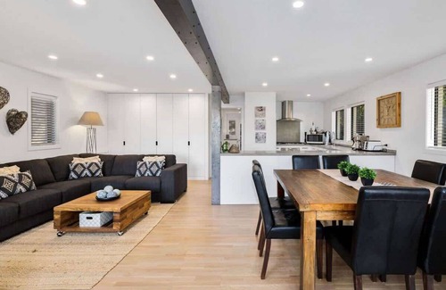 Kelvin Heights House | Holly Court Haven | Spa Pool