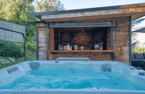 Kelvin Heights House | Holly Court Haven | Spa Pool