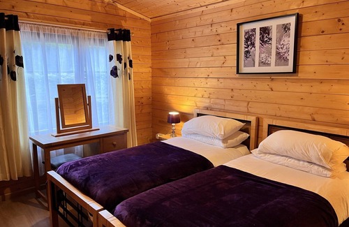Heacham Cabin | Holly Lodge, Cedar Springs, Heacham. 5 Mins Walk to Beach