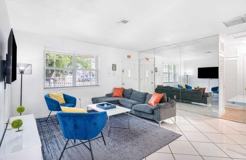 West Hollywood House | Hollywood Glamour & Comfort