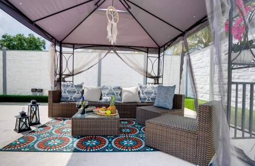 Boulevard Heights House | Hollywood Home w/Pool, Jacuzzi, BBQ, & Pool Table