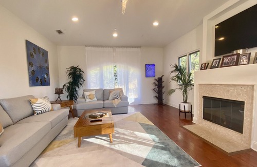 Beachwood Canyon House | Hollywood sign view 3bd house