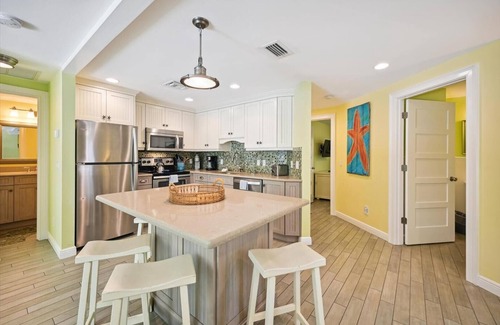 Holmes Beach Cottage | Holmes Beach Cottage Steps to the Beach with Heated Pool!