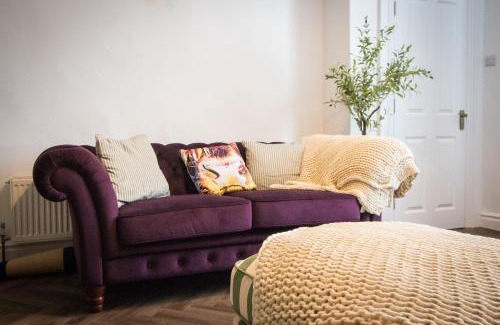 Brockholes House | Holmfirth Home, Comfortable Stay, Near Trails and Town, Sleeps 5