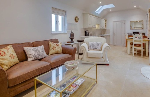 Ipswich House | Holmwood Lodge - Two Bedroom House, Sleeps 3