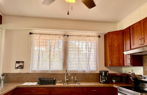 Papaikou House | Holo Holo Hale...Quite, secure country home minutes to adventures!