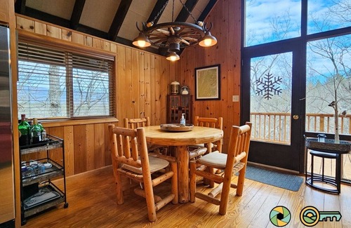 Mount Jackson Ski Chalet | Holocene Chalet - treetop mountain views!
