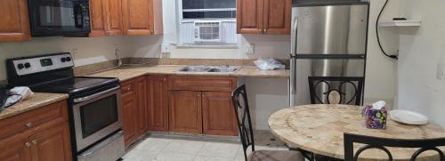 Lake Worth House | HolydayPalmBeachPoolHouse99fourPersonamin3 to5PersPartyPerBedroom