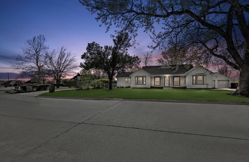Ada House | Home adjacent to Country Club, near Hospitals, Park, College and shopping.