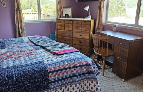 Cascade Locks House | Home by the river, welcoming & sweet! Pet friendly.