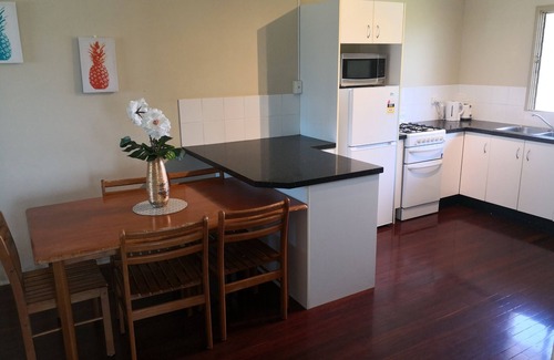 Hyde Park Apartment | Home Home at Haymarket 2BR AC close to Stadium/Mater Hospital and Day Surgery