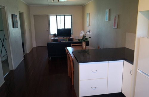 Hyde Park Apartment | Home Home at Haymarket 2BR AC close to Stadium/Mater Hospital and Day Surgery