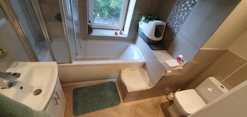 Sutton-in-Craven House | Home in Glusburn with hot tub