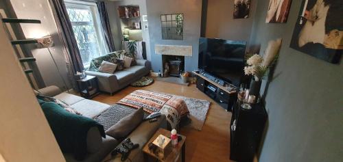 Sutton-in-Craven House | Home in Glusburn with hot tub