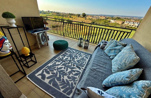 Floridia Apartment | Home of the Sun & Colors, Wi-Fi, AC, Smart TV, 10 min from Syracusa