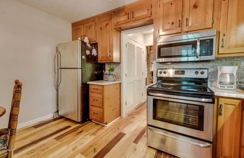 Sautee Nacoochee Cabin | Home on 8 Wooded Acres with Creek, Private Hot Tub, Screened-In Deck & Firepit