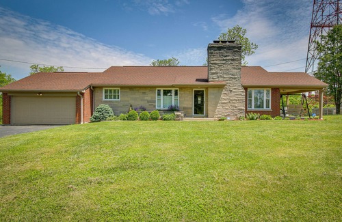Williamstown House | Home w/Hot Tub + Deck ~ 3 Mi to Ark Encounter!